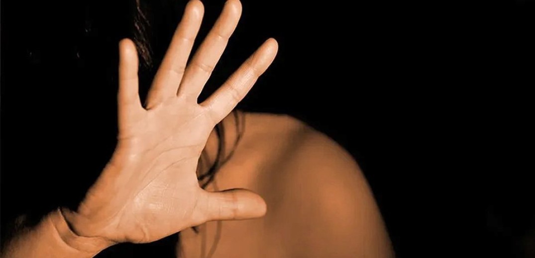 Πάτρα: Κατήγγειλε το σύζυγό της για βιασμό παρουσία του παιδιού τους - Συνελήφθη και η ίδια