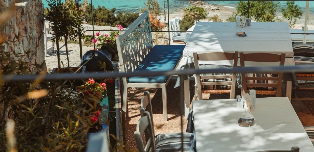 «Θέα Θάλασσα»: Το εστιατόριο στο βράχο της Αφύτου, με φόντο τα γαλάζια νερά της Χαλκιδικής