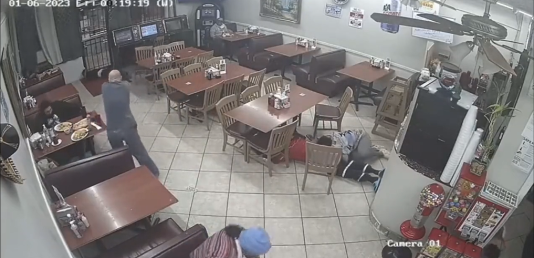 Φρίκη στις ΗΠΑ: Πελάτης πυροβόλησε κλέφτη με ψεύτικο όπλο και τον «γάζωσε» ενώ ήταν αιμόφυρτος στο πάτωμα (βίντεο)