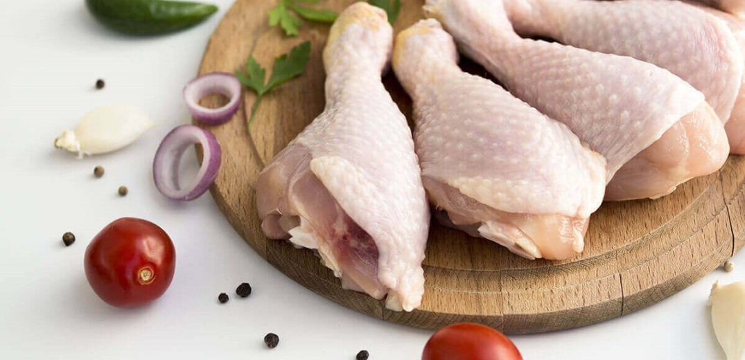 «Κοτονοστιμιές Κορινιώτης»: Τα περίφημα κοτόπουλα Χαλάστρας σε ένα σύγχρονο πτηνοπωλείο