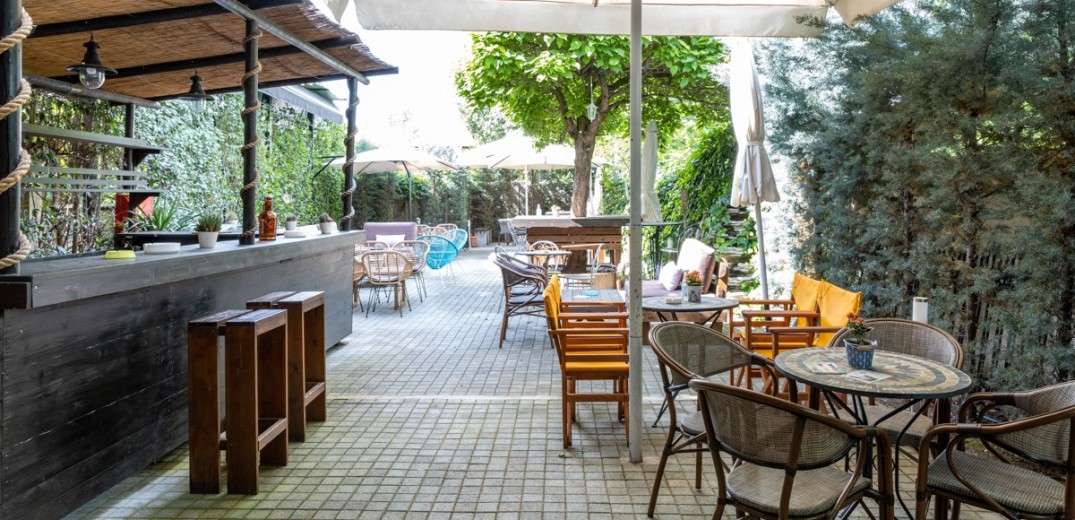 «Di Piu»: Το πανέμορφο all day café bar με τις δύο καταπράσινες αυλές στη Νικολάου Πλαστήρα στη Χαριλάου
