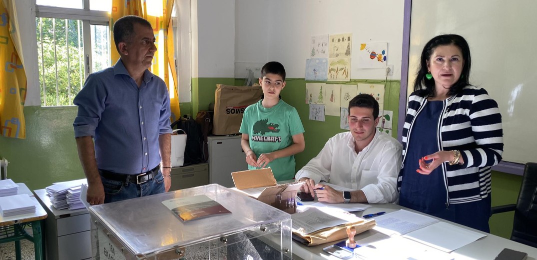  Θεσσαλονίκη: Δικαστική αντιπρόσωπος πήρε μαζί την οικογένειά της  στο εκλογικό τμήμα για βοήθεια (φωτ.)