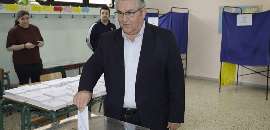 Ψήφισε ο Δημήτρης Κουτσούμπας - Δεν του έδωσαν ψηφοδέλτιο του ΚΚΕ (βίντεο)