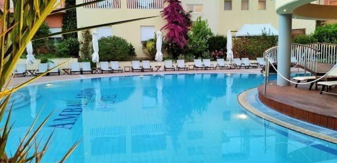 Πισίνα Hotel Ambassador: Ένας εξωτικός παράδεισος με αρχοντικό design και θέα στην πόλη και τον Θερμαϊκό 
