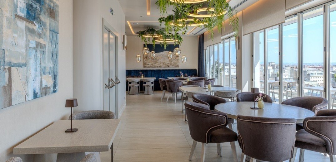 Level 9 Roof Garden: Ένα υπέροχο cafe bar restaurant στον 9ο όροφο του Holiday Inn Thessaloniki