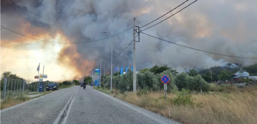 Καίγονται σπίτια στη Ροδόπη - Νέες εκκενώσεις οικισμών (βίντεο)