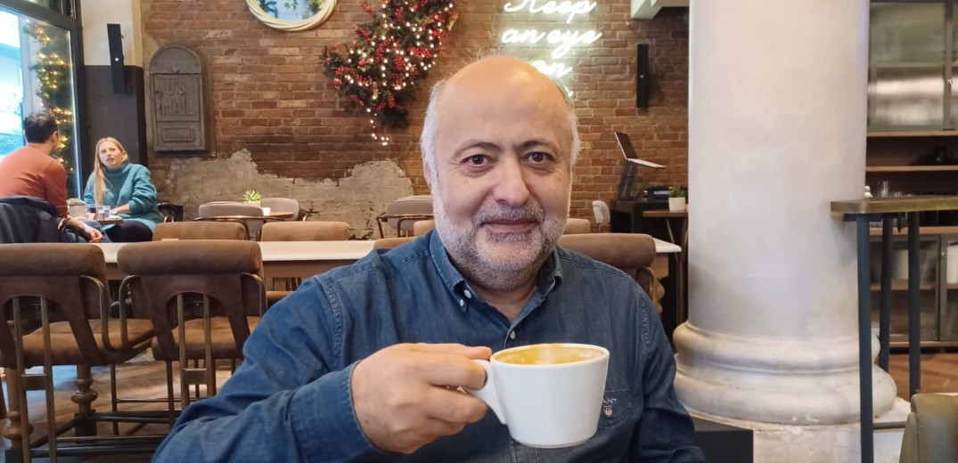 Πρωινός καφές με τον διευθυντή του Γραφείου Τύπου του πρωθυπουργού Δημήτρη Τσιόδρα