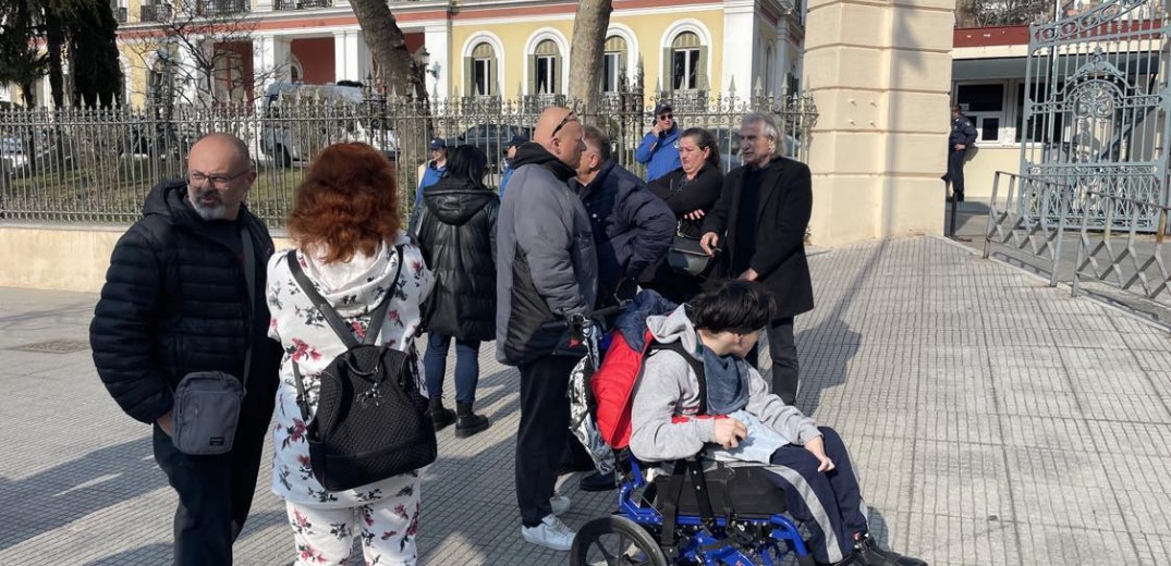 Θεσσαλονίκη: Διαμαρτυρία γονέων για την αναστολή λειτουργίας στο 2ο ΕΕΕΕΚ Πυλαίας - &quot;Θα μας στείλουν σε σχολείο που απορρίψαμε λόγω ακαταλληλότητας&quot;