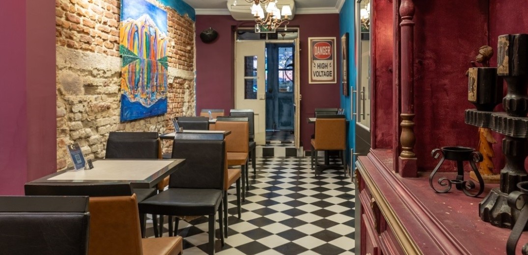 Διώροφον: Το classic café bar bistro στο κέντρο της Καλαμαριάς, που πρέπει να επισκεφθείτε τουλάχιστον μία φορά
