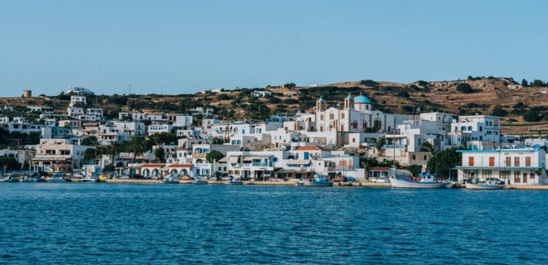 Το ελληνικό νησί που αποθεώνoυν «The Sun» και «Vanity Fair» για τις ομορφιές και τις παραλίες του