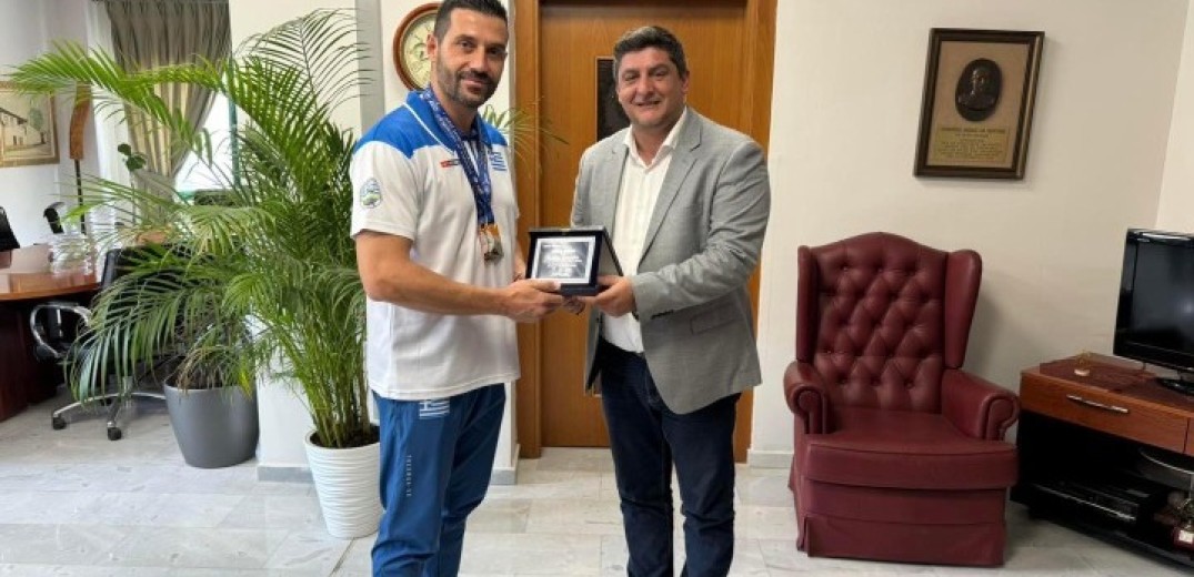 Γιαννιτσά: Τιμητική πλακέτα και το μετάλλιο του Δήμου Πέλλας στον πρωταθλητή του Taekwondo Γιάννη Ιωαννίδη