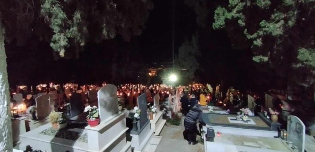 Το ξεχωριστό έθιμο της Ανάστασης στα νεκροταφεία του Αγίου Γεωργίου Κοζάνης (βίντεο, φωτ.)