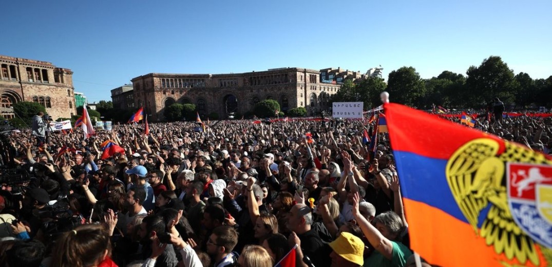 Χιλιάδες άνθρωποι διαδηλώνουν στο Γερεβάν κατά της παραχώρησης εδαφών της Αρμενίας (βίντεο)