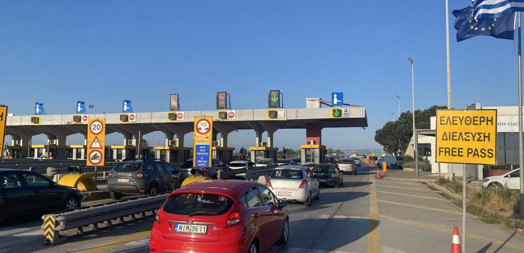Θεσσαλονίκη: Πάνω από μία ώρα αναμονής στα διόδια Μαλγάρων - Γέφυρα ζωής για τη μεταφορά βρέφους (φωτ.&βίντεο)