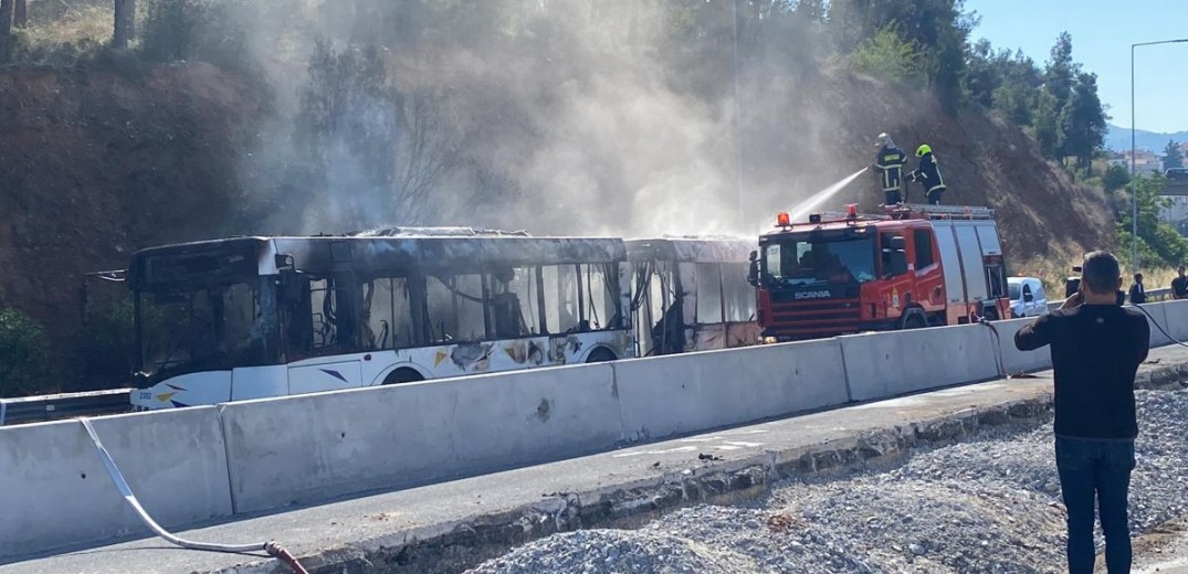 Θεσσαλονίκη: Κάηκε ολοσχερώς εν κινήσει λεωφορείο του ΟΑΣΘ στον Περιφερειακό (βίντεο, φωτ.)