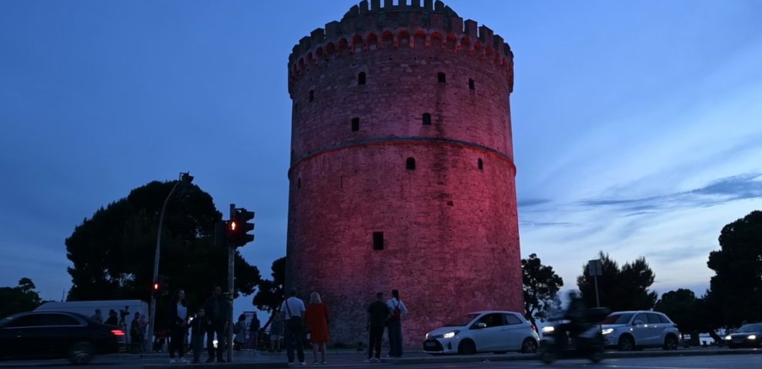 Ο Λευκός Πύργος φωτίστηκε κόκκινος για να σταλεί μήνυμα για τη μεσογειακή αναιμία (βίντεο)