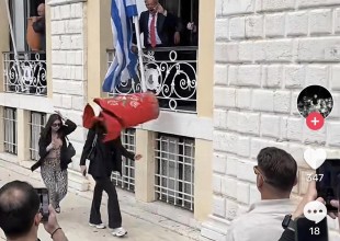 Περπατούσαν στην Κέρκυρα και μια τεράστια κόκκινη στάμνα έπεσε στο κεφάλι τους (Βίντεο)