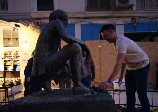Στ. Κασσελάκης: Με λουλούδια στο άγαλμα του Κώστα Γεωργάκη στην Κέρκυρα (βίντεο)