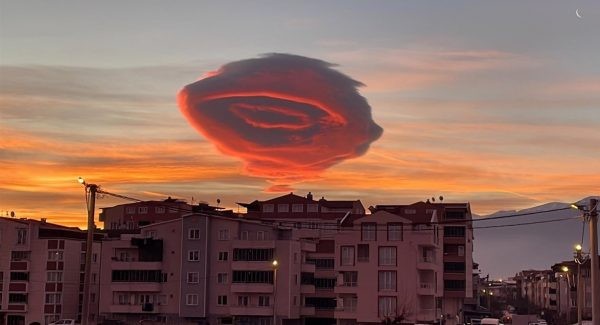 ufo-cloud-9-600x325.jpg