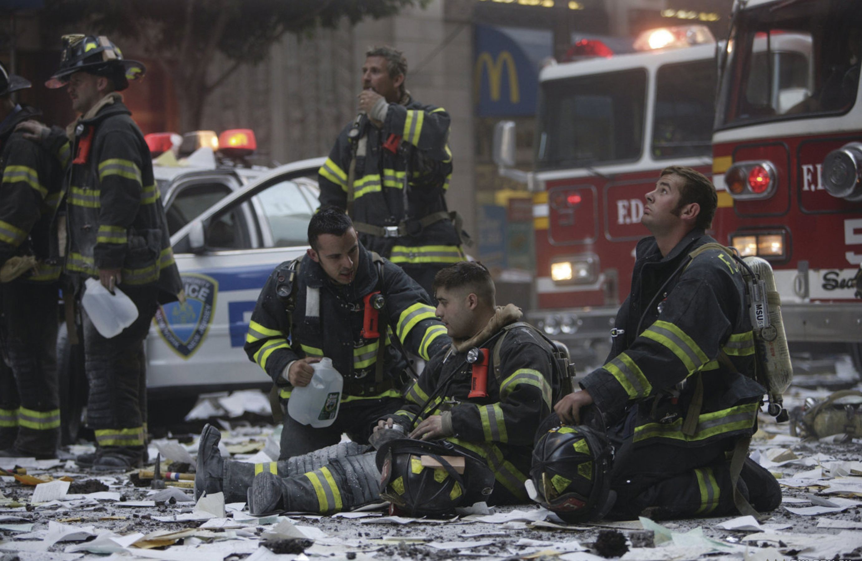 Сколько умерло людей во время теракта. Башни-Близнецы 11 сентября 2001. Спасатели 11 сентября 2001.