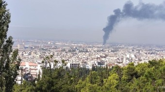 Θεσσαλονίκη: Πυκνοί καπνοί από βιομηχανία χρωμάτων στο Καλοχώρι - Υπό έλεγχο η φωτιά (βίντεο, φωτ.)