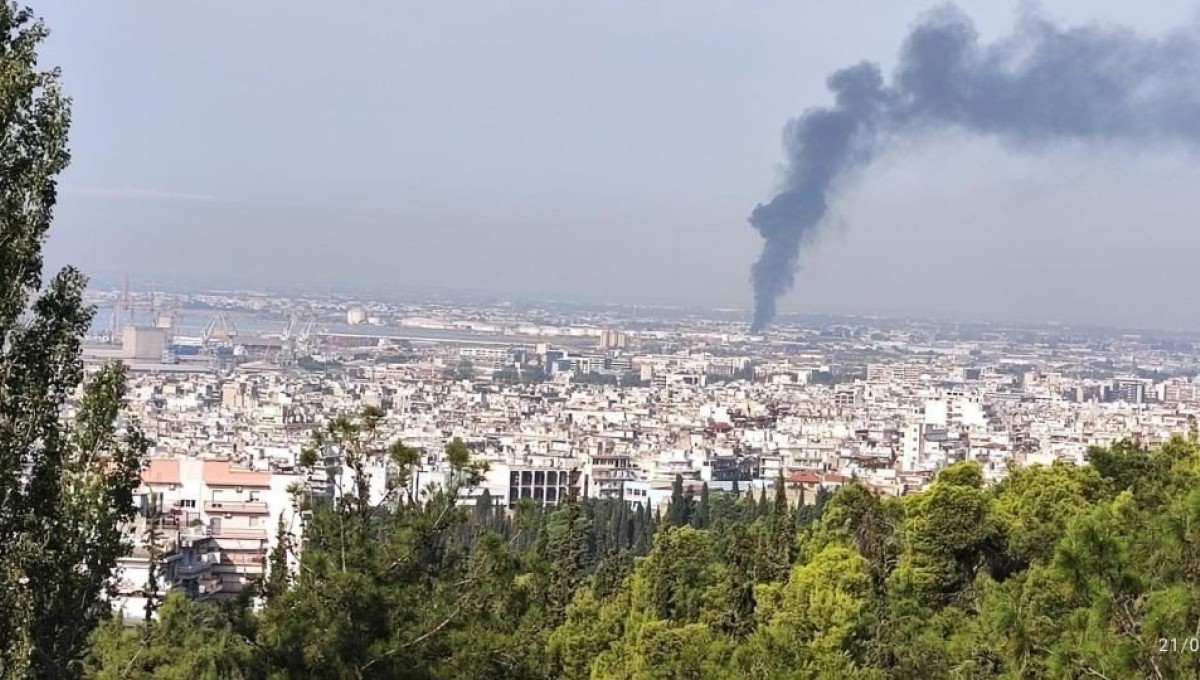 Θεσσαλονίκη: Πυκνοί καπνοί από πυρκαγιά σε βιομηχανία στο Καλοχώρι (βίντεο, φωτ.)