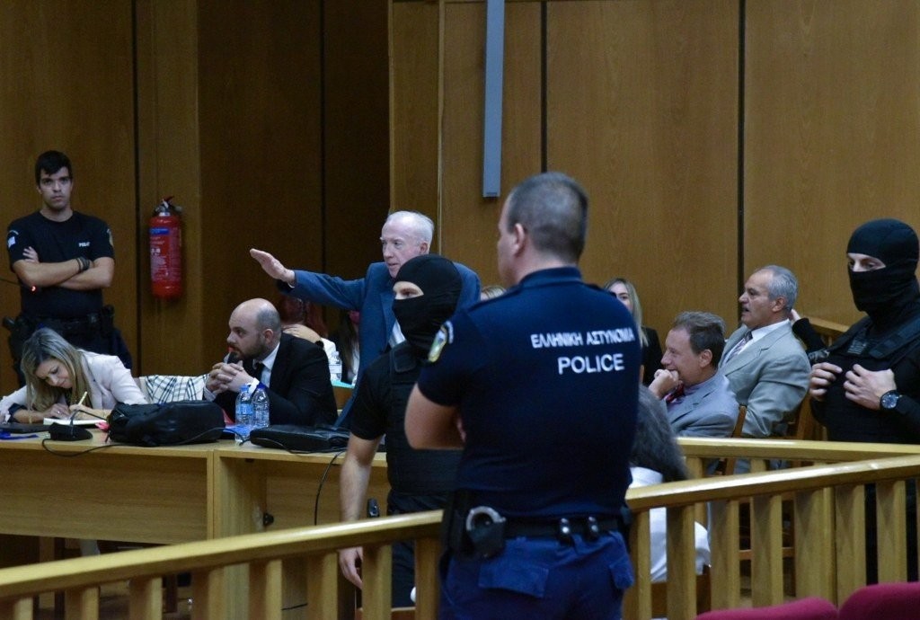 ΠΑΣΟΚ και ΣΥΡΙΖΑ αντέδρασαν με οργή στο ναζιστικό χαιρετισμό Πλεύρη εντός δικαστηρίου