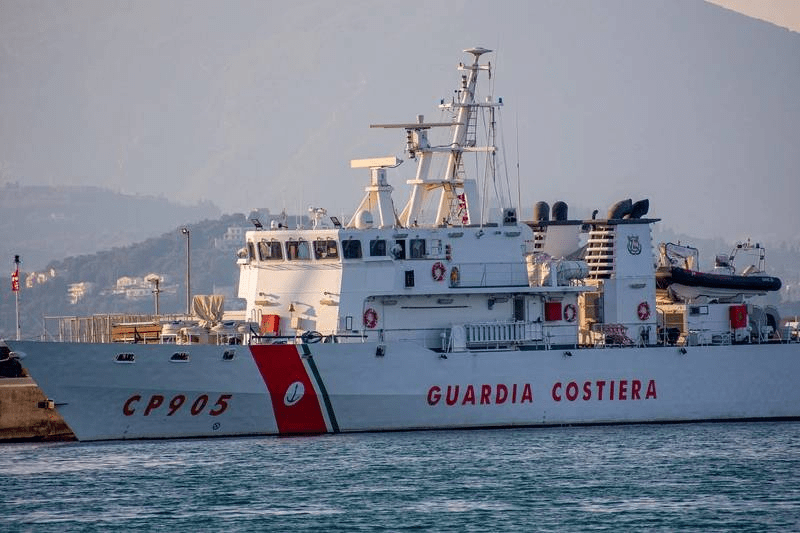 La guardia costiera italiana ha soccorso 750 persone al largo delle coste del Paese