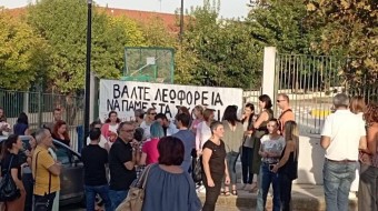 Θεσσαλονίκη: Διαμαρτυρία γονέων στα Πεύκα για τη μεταφορά των παιδιών τους (φωτ.)