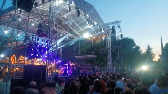 Χορός, πειρατικές σημαίες και... Πεχλιβάνης: Όλα όσα έγιναν στη συναυλία του Θανάση Παπακωνσταντίνου στη Θεσσαλονίκη (βίντεο, φωτ.)
