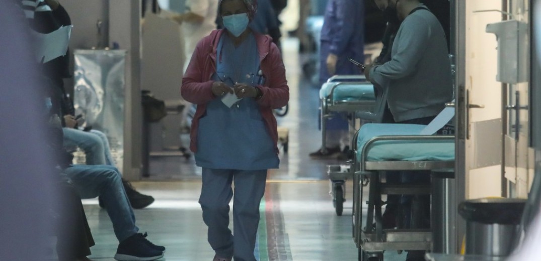 Κορονοϊός: Αυξάνονται οι νοσηλείες -  32 θάνατοι και 25 διασωληνωμένοι