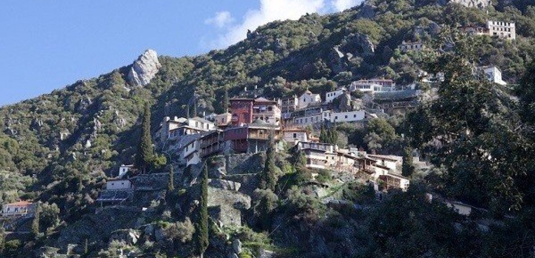 Τέταρτο κύμα πανδημίας και στο Άγιο Όρος: 30 ενεργά κρούσματα, 8 μοναχοί κατέληξαν