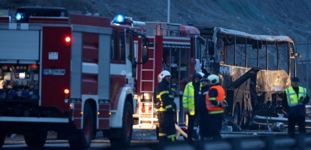 Ανείπωτη τραγωδία στη Βουλγαρία: Τουλάχιστον 46 άνθρωποι κάηκαν σε λεωφορείο που πήρε φωτιά – 12 παιδιά ανάμεσα στα θύματα (Βίντεο)