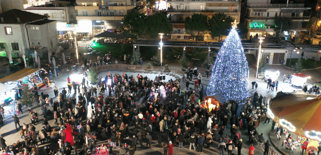 Καλαμαριά: Φώτισαν τον ουρανό τα χιλιάδες λαμπιόνια του Χριστουγεννιάτικου δένδρου ύψους 12 μέτρων