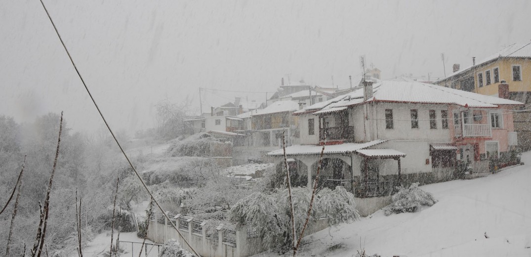 Χιόνια και κλειστά σχολεία παντού σε Ήπειρο και Δυτική Μακεδονία  - Προβλήματα στην κεντρική Μακεδονία