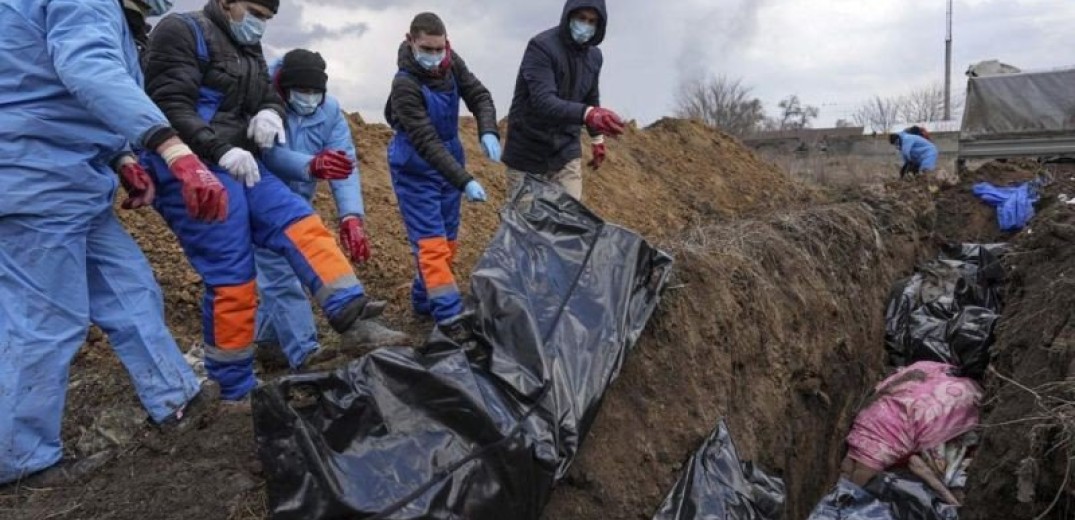 Πόλεμος στην Ουκρανία: Η πολιορκημένη Μαριούπολη θάβει τους νεκρούς της σε ομαδικό τάφο (συγκλονιστικές φωτογραφίες) 