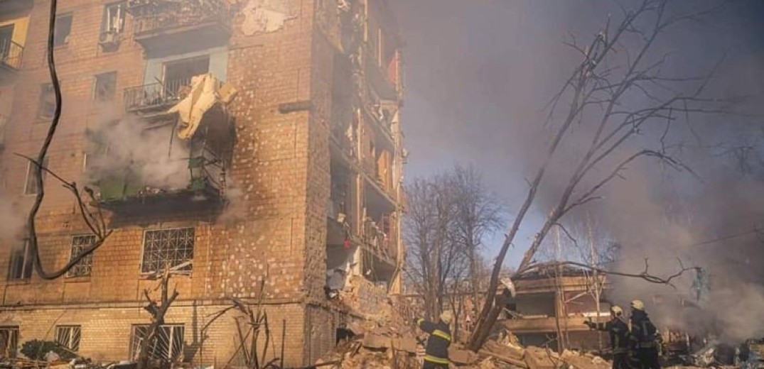 Πόλεμος στην Ουκρανία: Ένας νεκρός από θραύσμα πυραύλου που έπεσε σε πολυκατοικία στο Κίεβο - Πύραυλοι Κρουζ έπληξαν εργοστάσιο επισκευής αεροσκαφών στη Λβιβ (βίντεο)
