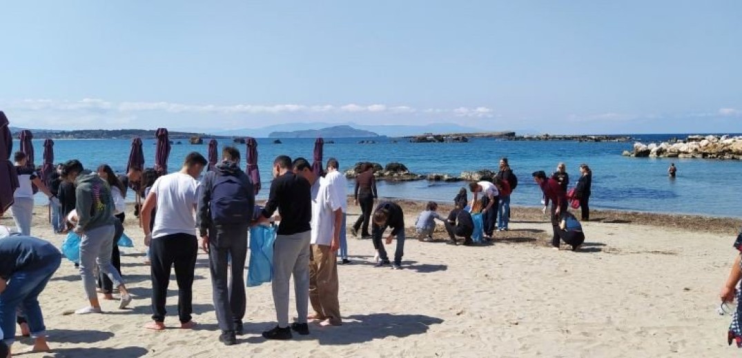 Χανιά: Μαθητές από πέντε χώρες μάζεψαν 100 κιλά σκουπίδια από παραλία των Αγίων Αποστόλων (Φωτ.)
