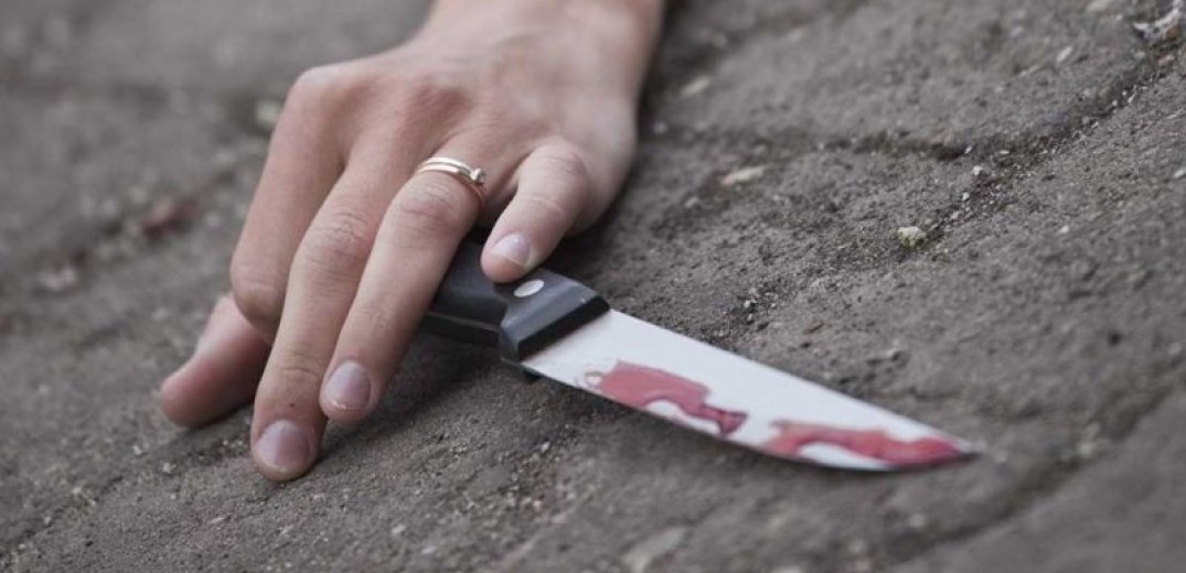 Πάτρα: Γυναίκα μαχαιρώθηκε από τον σύντροφό της στη μέση του δρόμου - Αναζητείται ο δράστης