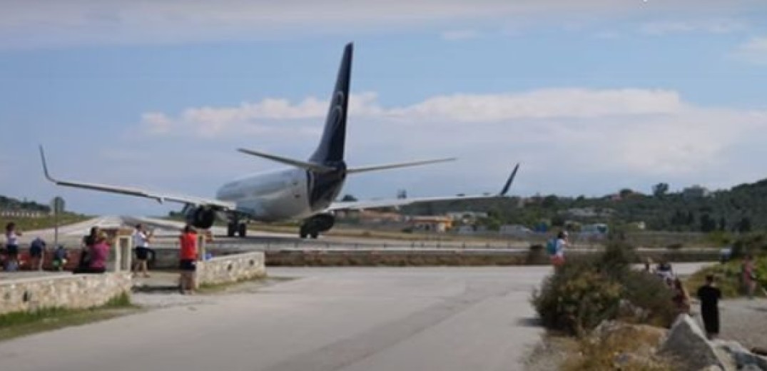 Η στιγμή που οι τουρμπίνες του αεροσκάφους εκτοξεύουν την τουρίστρια στη Σκιάθο (βίντεο)