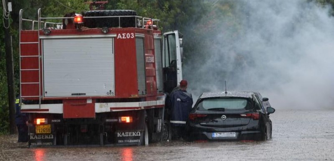 Θεσσαλονίκη: Πυροσβέστες διέσωσαν ηλικιωμένο που έπεσε σε ρέμα στα Πεύκα