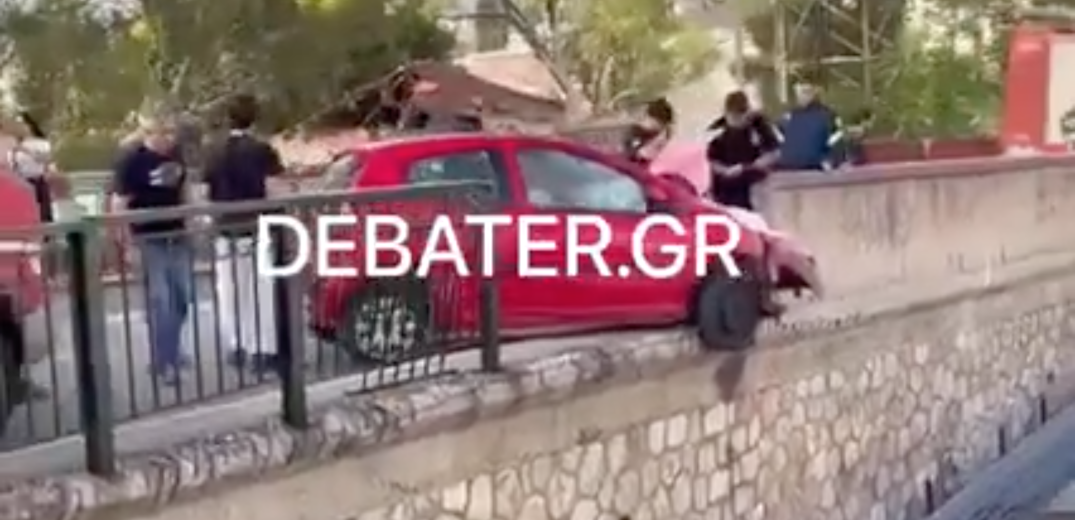 Πανικός στον Ηλεκτρικό: Αυτοκίνητο έπεσε στα κάγκελα και κρέμεται στον αέρα (βίντεο)