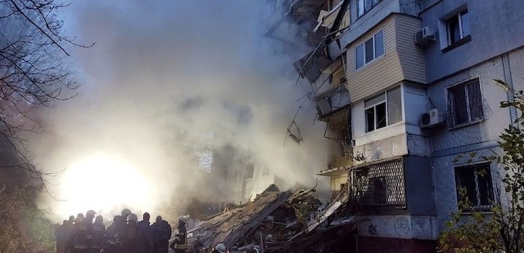 Πόλεμος στην Ουκρανία: Νέος βομβαρδισμός κατέστρεψε πολυκατοικία στη Ζαπορίζια - Υπάρχουν θύματα (βίντεο)