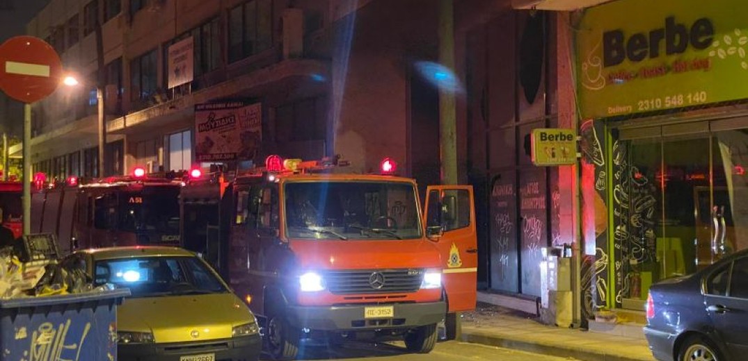 Θεσσαλονίκη: Πυροδότησαν πυροτεχνήματα και... λαμπάδιασαν το μπαλκόνι τους (βίντεο)