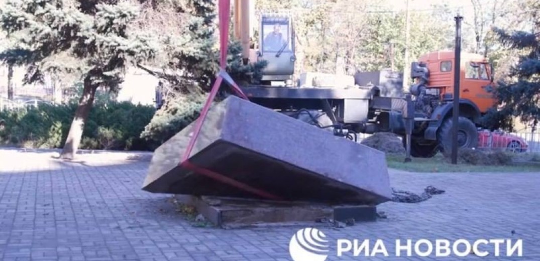 Μαριούπολη: Οι Ρώσοι ξήλωσαν μνημείο για τον Μεγάλο Λιμό - Δείτε το βίντεο