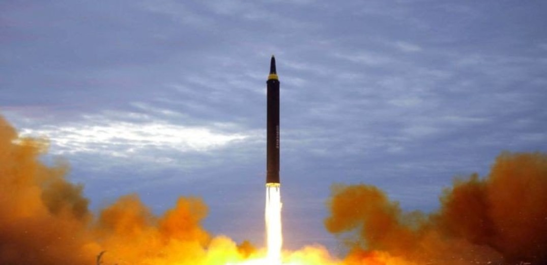 Βόρεια Κορέα: Εκτόξευσε άλλους τρεις βαλλιστικούς πυραύλους – Ο ένας ήταν διηπειρωτικός