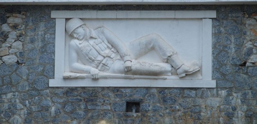 28η Οκτωβρίου: Το μνημείο του άγνωστου στρατιώτη στο Ζάρκο Τρικάλων «ψάχνει» να βρει τον δημιουργό του
