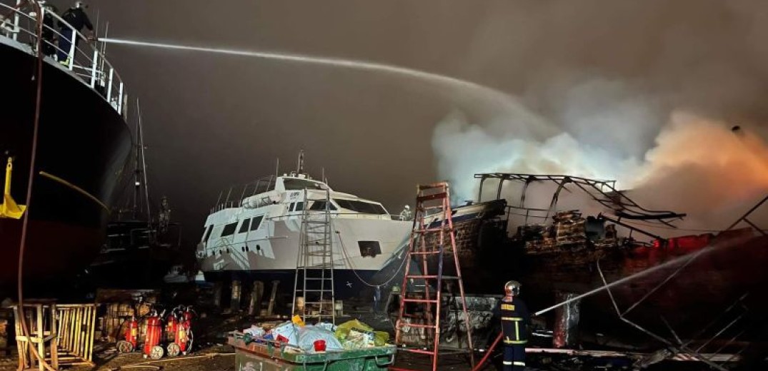 Θεσσαλονίκη: Στις φλόγες ο «Κωνσταντής» και ένα ακόμα σκάφος (βίντεο, φωτ.)