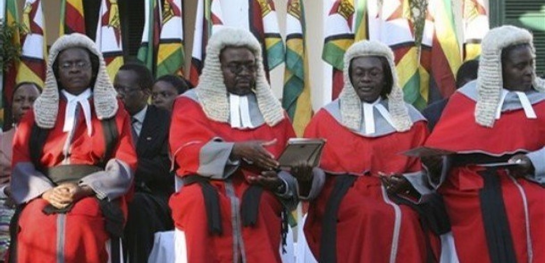Πρέπει να συνεχίσουν οι δικαστές να φορούν περούκα; Η Ζιμπάμπουε αποφασίζει