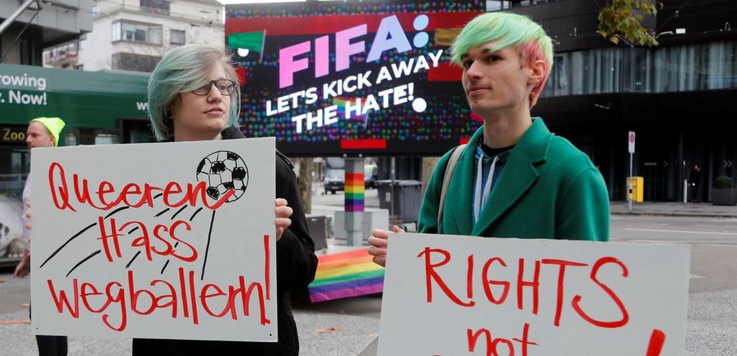 Διαμαρτυρία της ΛΟΑΤΚΙ+ κοινότητας έξω από το Μουσείο της FIFA στη Ζυρίχη (φωτ.) 